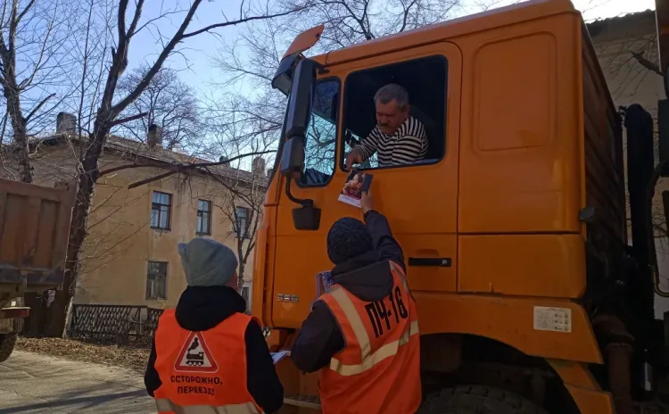 Сотрудники ЗабЖД поздравили автомобилистов с праздником и напомнили о правилах пересечения переездов
