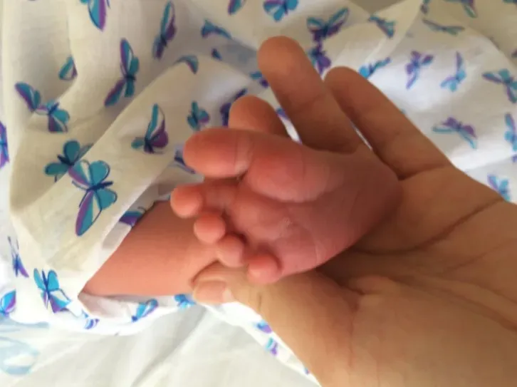 Младенец на третий день жизни заболел коронавирусом, у него тяжелое состояние