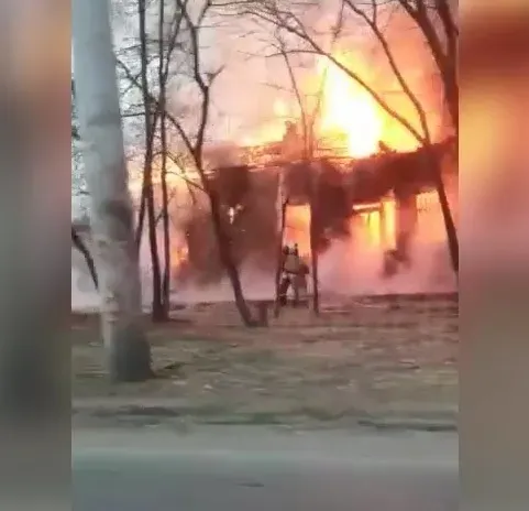 Дорогу перекрыли в Благовещенске из-за пожара