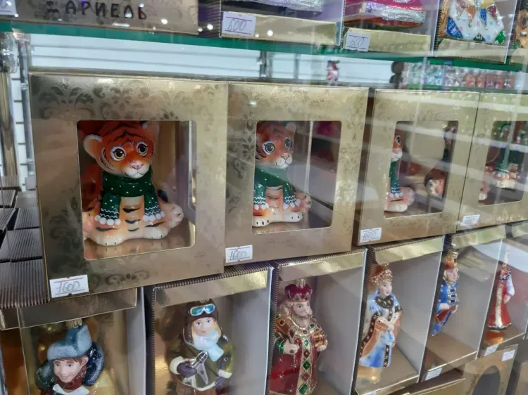Спрос на новогодние украшения вырос в амурских магазинах 