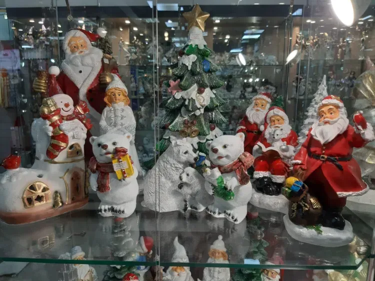 Спрос на новогодние украшения вырос в амурских магазинах 
