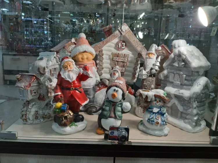 Спрос на новогодние украшения вырос в амурских магазинах 