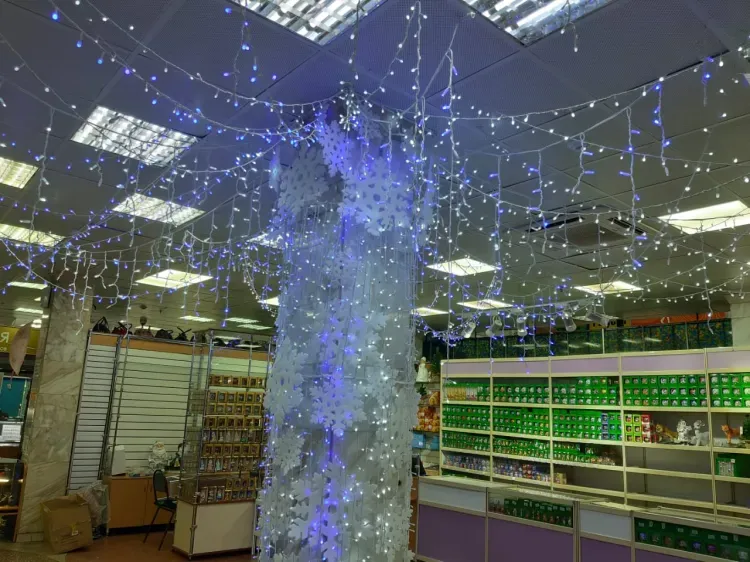 Спрос на новогодние украшения вырос в амурских магазинах 