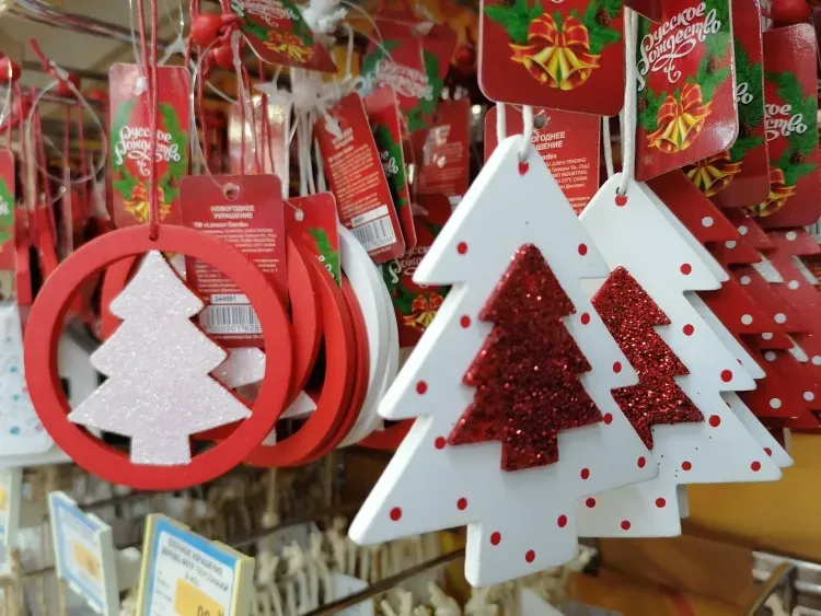 Спрос на новогодние украшения вырос в амурских магазинах 