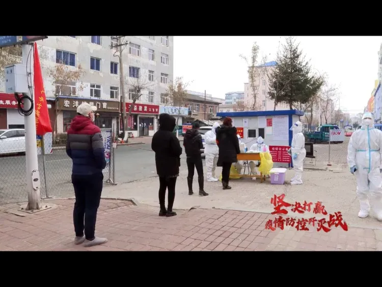 Чиновники в химзащите и подгузниках помогают врачам в борьбе с коронавирусом в Хэйхэ