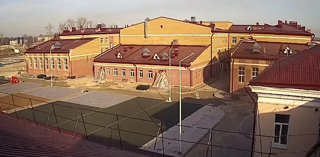 Школу с двумя спортзалами в Свободном строят с опережением графика, заявил Василий Орлов
