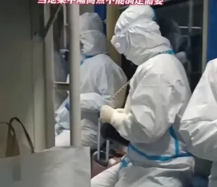 Туристов в химзащите вывезли поездом из Хэйхэ после двухнедельного карантина