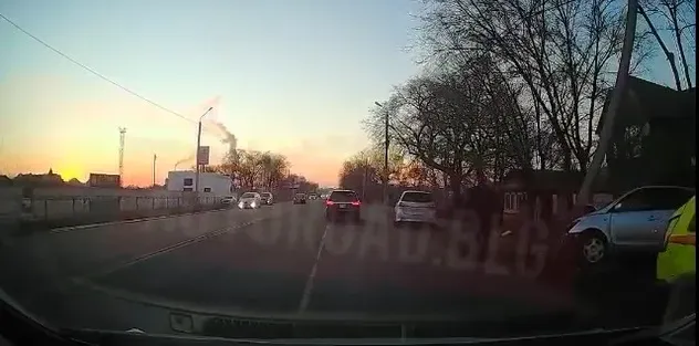 Автомобиль врезался в фонарный столб в Благовещенске, есть пострадавший