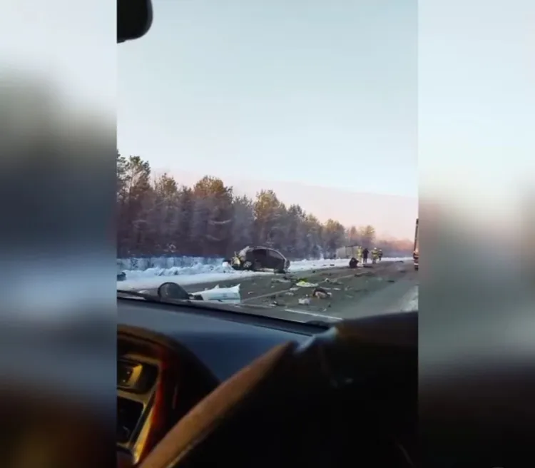 Двое человек погибли при столкновении иномарок и фуры в Архаринском районе