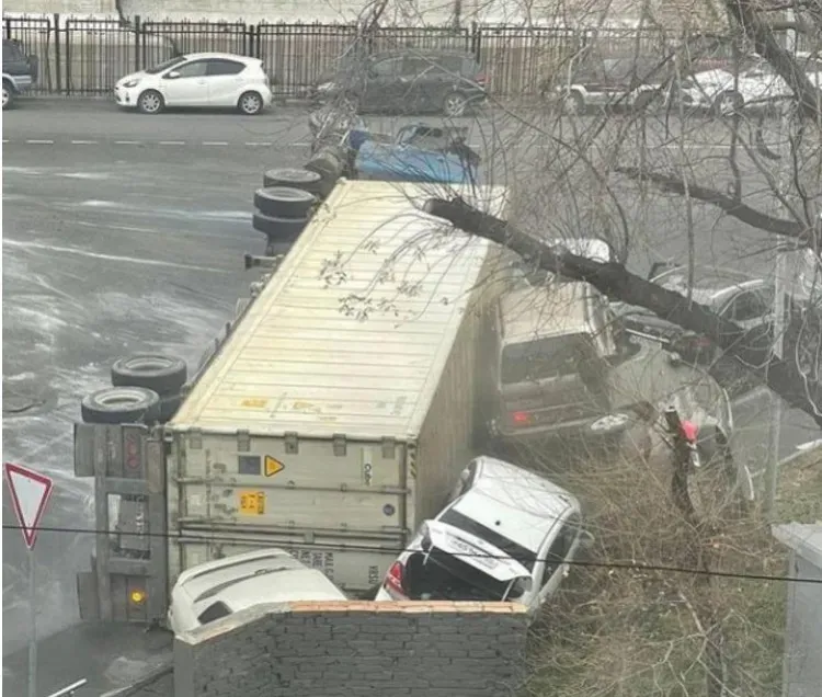 Фура придавила припаркованные автомобили в центре Владивостока
