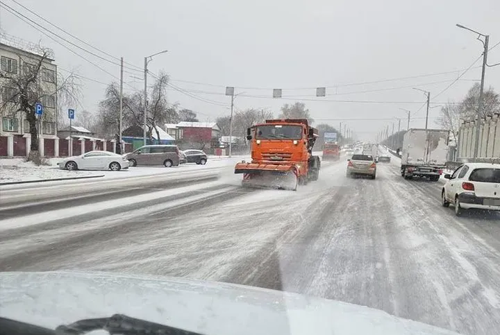 На уборку снега вышли дорожники в городах Приамурья