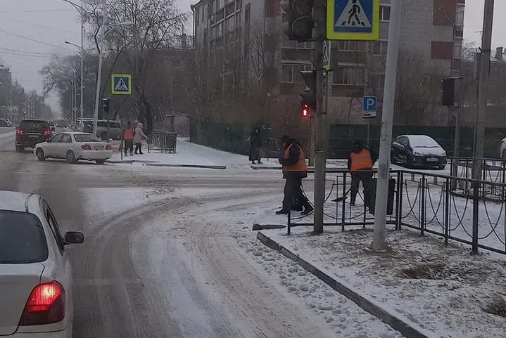 На уборку снега вышли дорожники в городах Приамурья