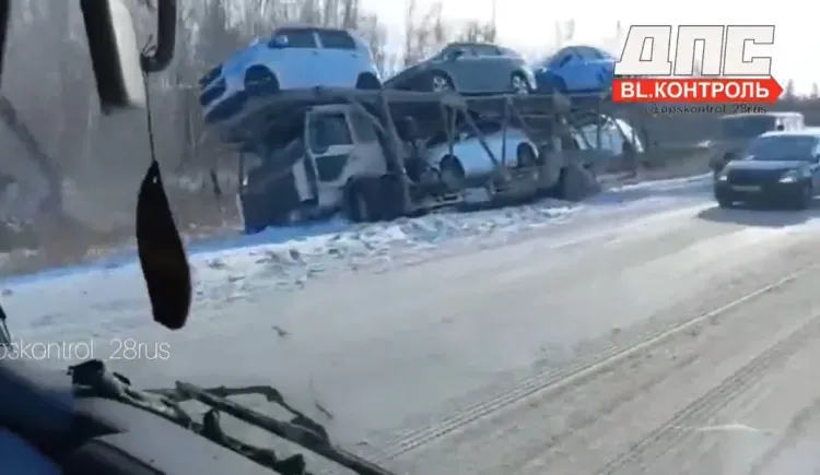 Автовоз с легковыми машинами попал в ДТП на федеральной дороге перед Завитинском