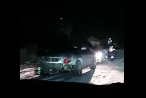 Автомобиль протаранил светофор и забор клиники в Свободном