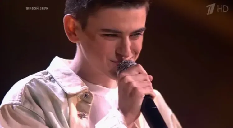 В раунде "Поединки" шоу "Голос" споет амурчанин Максим Дмитриев