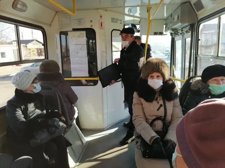 Без QR-кодов не пустили в общественный транспорт более 1500 человек за полдня в Казани 