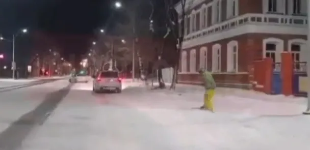 Катание на сноуборде устроили по заснеженным обочинам Благовещенска