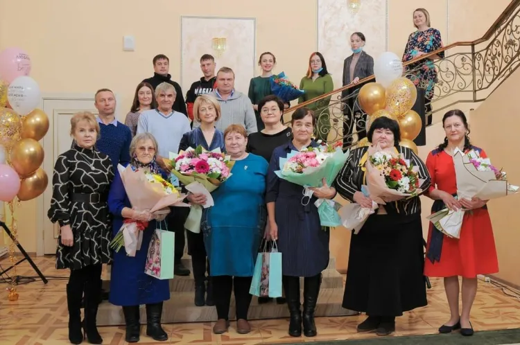 Почетный знак "Материнская слава" вручили пяти многодетным амурчанкам
