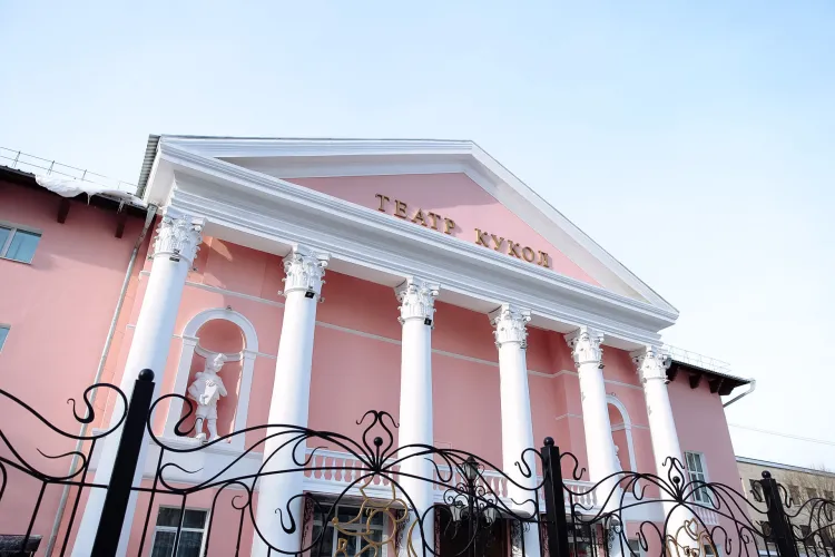 Областной театр кукол после капремонта оценил Василий Орлов