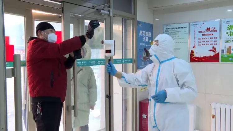 Добровольно сообщившие о симптомах коронавируса жители Китая могли получить 10 тысяч юаней