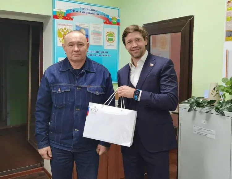 Подарок от Совета Федерации вручили главе сельсовета в Благовещенском районе
