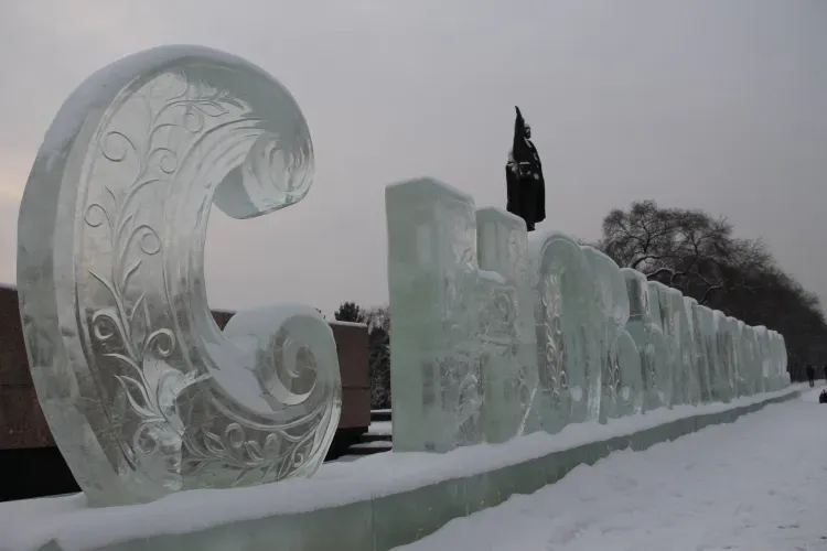 Снежные горки и арки изо льда: главная площадь Благовещенска готовится к Новому году
