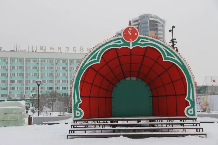 Снежные горки и арки изо льда: главная площадь Благовещенска готовится к Новому году