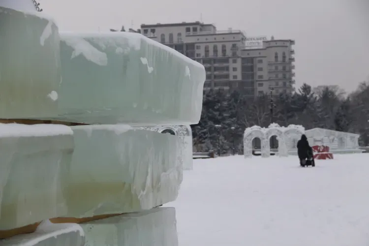 Снежные горки и арки изо льда: главная площадь Благовещенска готовится к Новому году