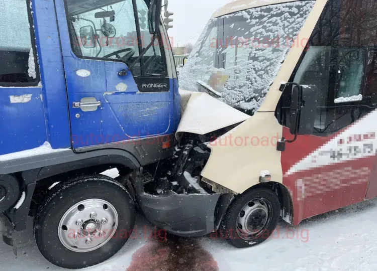 Автобус и грузовик попали в лобовое ДТП в Благовещенске