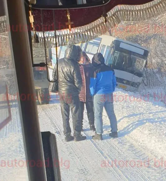 Автобус упал в кювет на трассе под Благовещенском