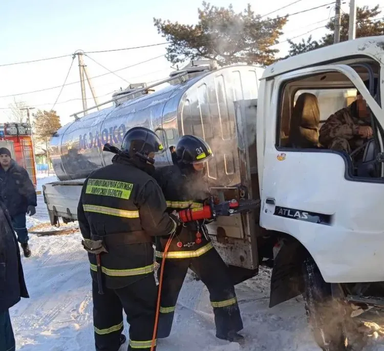 Пожарные освободили ноги водителю молоковоза, попавшему в ДТП в Приамурье