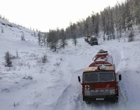 Колонна из 12 грузовых машин застряла в сугробах 45-градусный мороз в Якутии
