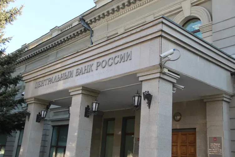 Денежные переводы между россиянами начнет контролировать Центробанк