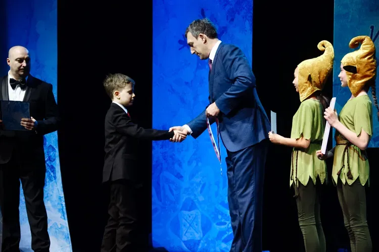 Стипендии одаренным детям в сфере культуры вручил Василий Орлов