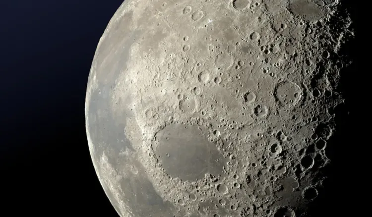 Летающая тарелка будет парить над Луной, используя ее энергию