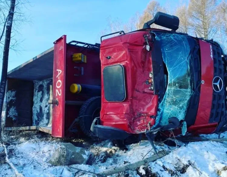 Большегруз перевернулся на трассе в Амурской области, водитель погиб