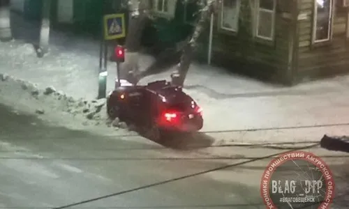 Водитель иномарки в Рождество "атаковал" светофор в Благовещенске