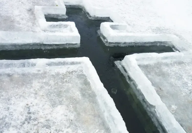 Окунуться в прорубь на крещение разрешили привитым от коронавируса