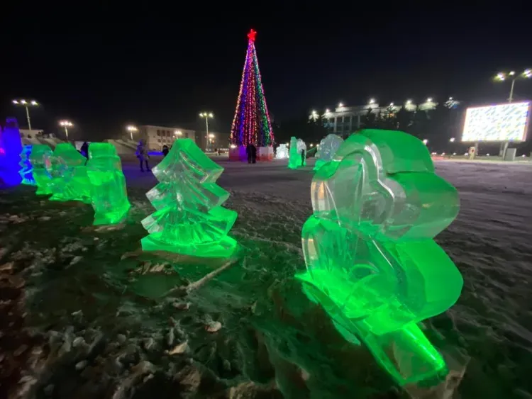 Новогоднюю елку на площади в Белогорске демонтируют через два дня