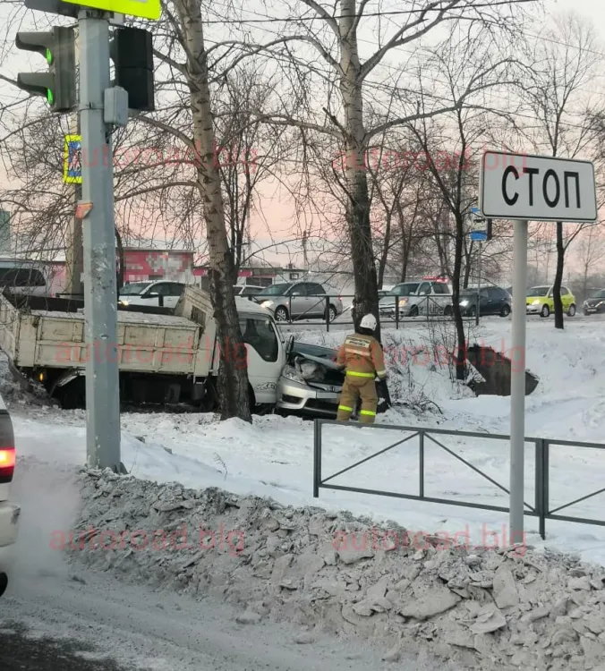 Автомобили упали в кювет после столкновения в Благовещенске