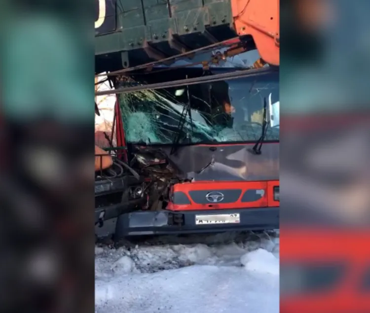 Автокран протаранил автобус с 15 пассажирами в Хабаровске