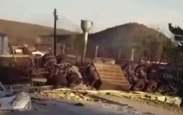 Фура перевернулась на дороге в селе Тындинского района