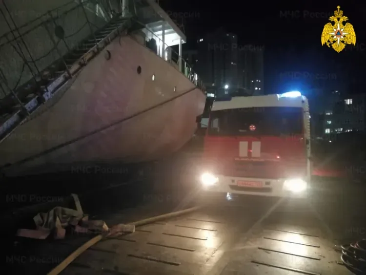 Судно вспыхнуло у причала во Владивостоке