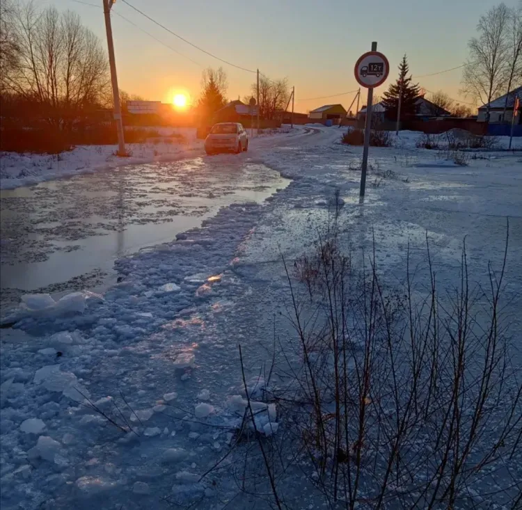 Грунтовые воды затопили главную улицу села в Свободненском районе