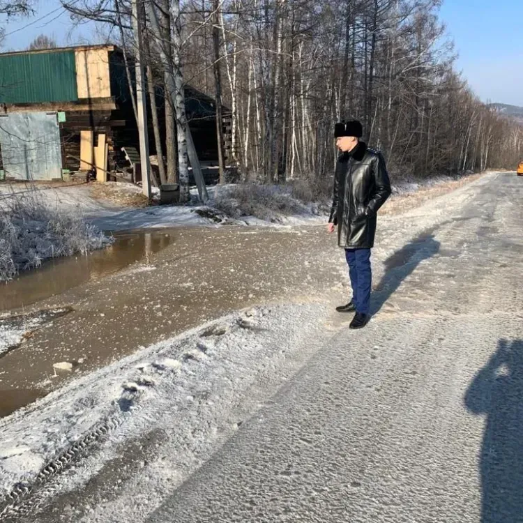 Наледь от вышедшей на землю воды оперативно не устранили в Сковородине