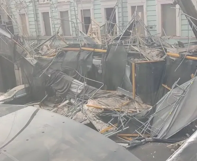 Строительные леса рухнули на машины депутатов на парковке Госдумы