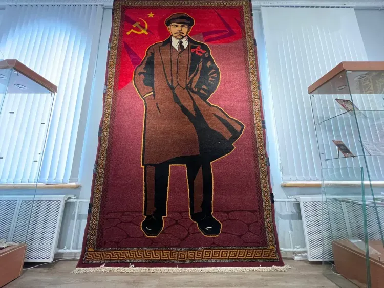 Ковер с Лениным в полный рост покажут в музее Благовещенска