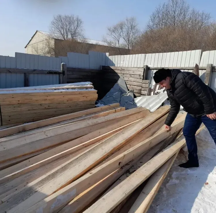 Помощь в строительстве собачьих вольеров оказал волонтерам Благовещенский район