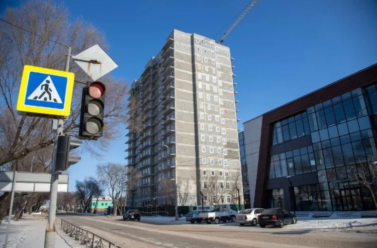 Высотный дом для переселенцев из аварийного жилья строят в Благовещенске