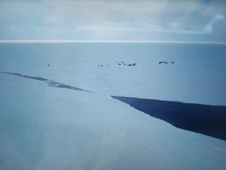 Льдина уносит в море 40 рыбаков на Сахалине